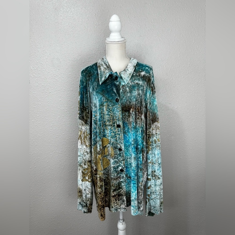 The people of the labyrinths long velvet oversized blouse with an all-over print